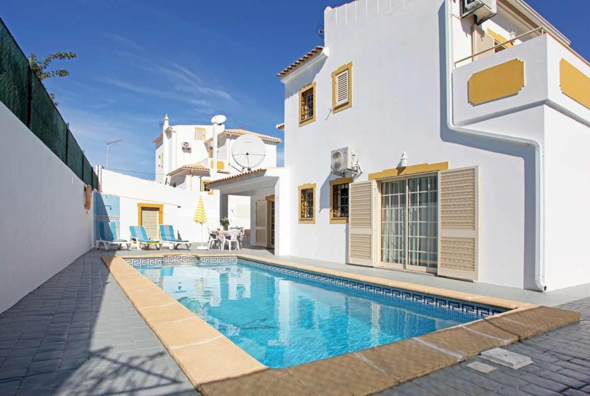 Naomi - Large Garden And Terrace Albufeira